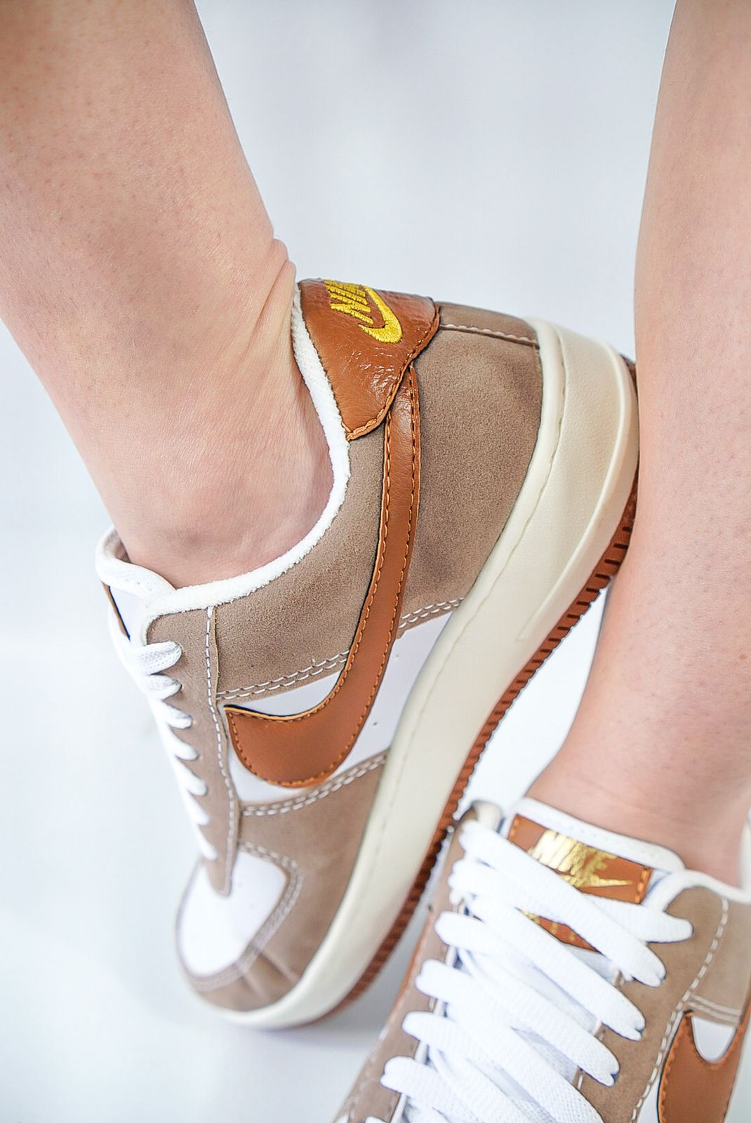 TÊNIS NIKE AIR FORCE 1 MARRON C/ BRANCO