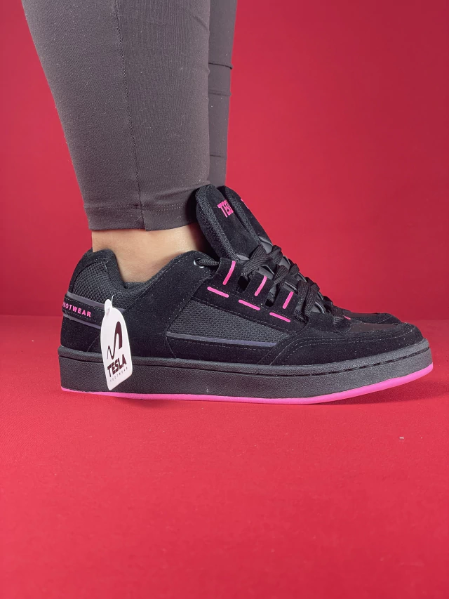 TÊNIS NIKE TESLA COIL PRETO C/ ROSA