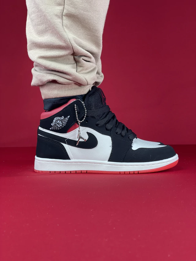 TENIS NIKE AIR JORDAN 1 PRETO C/ BRANCO E VERMELHO