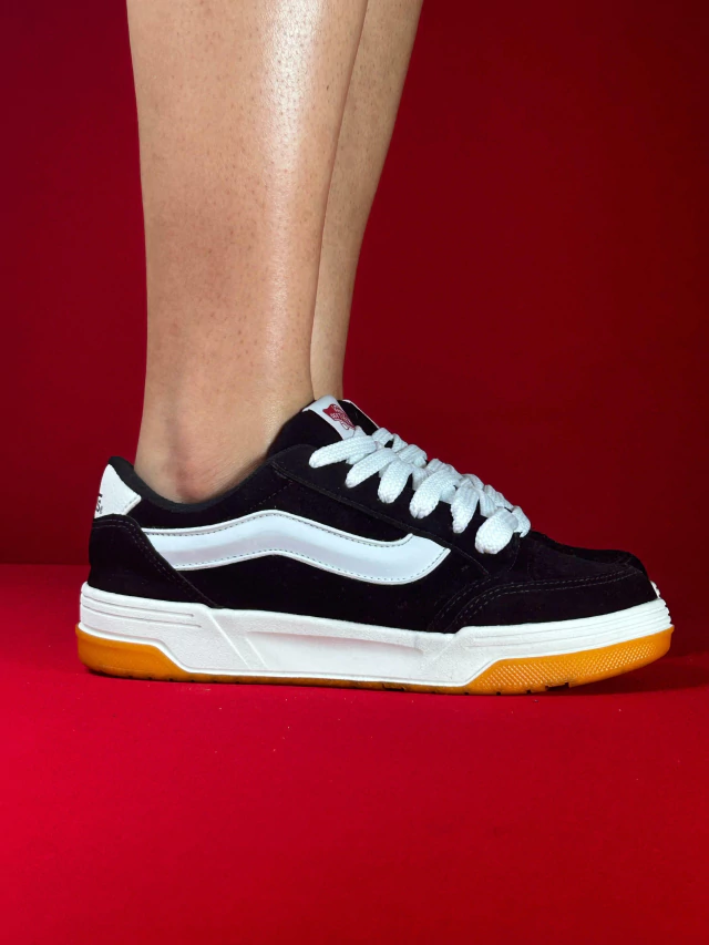 TENIS VANS UPLAND PRETO C / BRANCO - SOLADO LARANJA