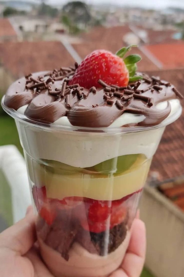 Copo da Felicidade Ninho com Morango, Uva e Chocolate 250 ml