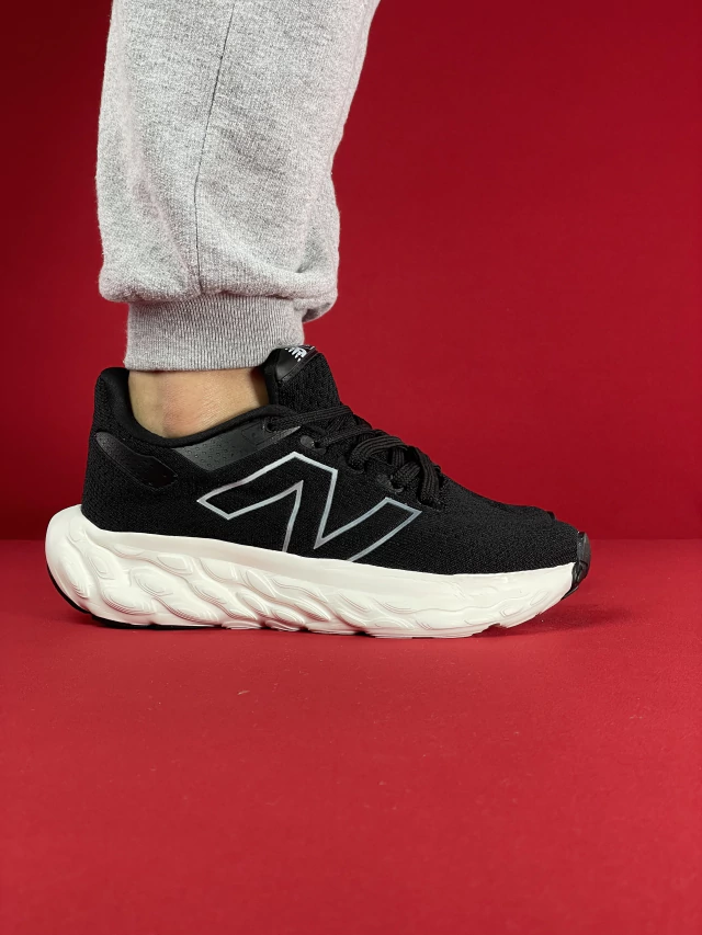 Tênis New Balance 1080 preto branco